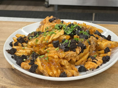 Papas fritas con morcilla argentina